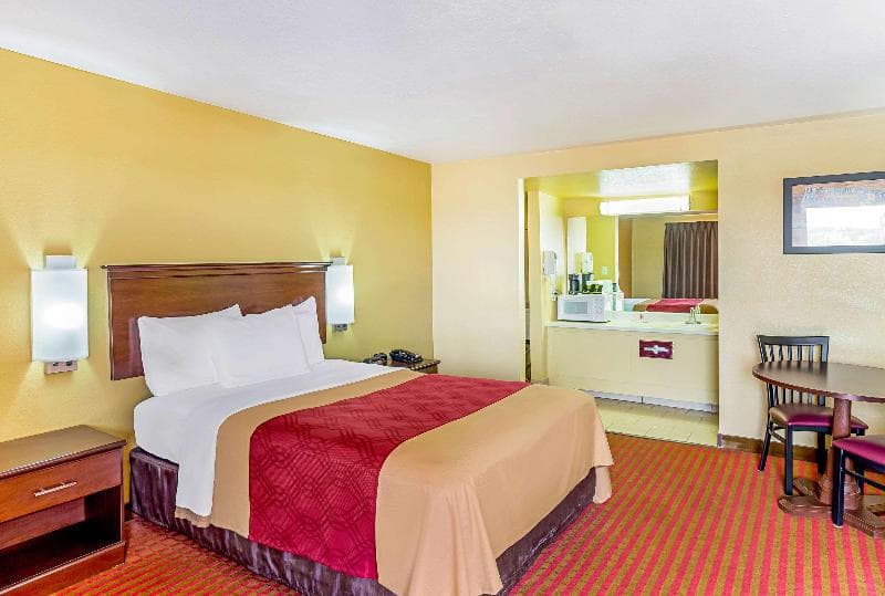 Econo Lodge McAlester 4