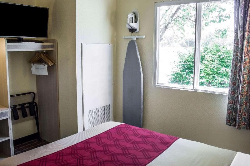 Econo Lodge Meadville 5