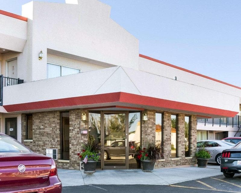 Econo Lodge Wall 3