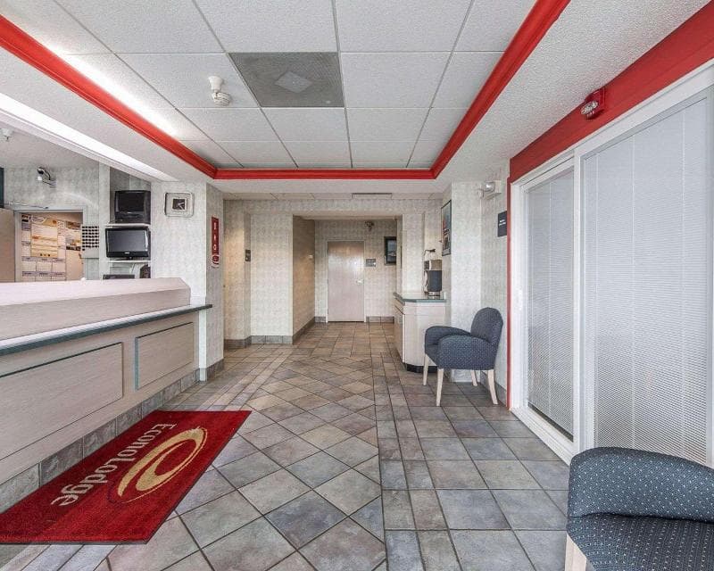 Econo Lodge 5