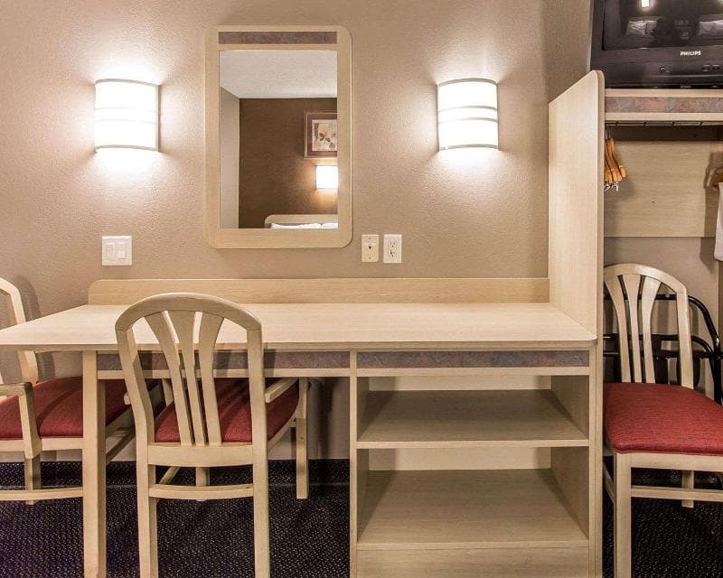 Econo Lodge 3