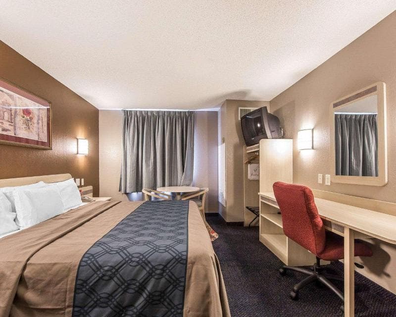 Econo Lodge 4