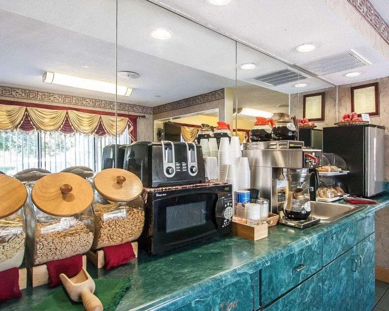 Econo Lodge Inn & Suites 2
