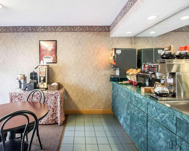 Econo Lodge Inn & Suites 4