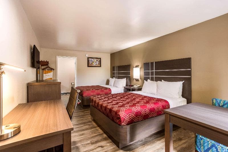 Econo Lodge Inn & Suites 5
