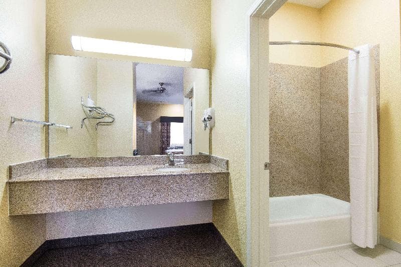 Days Inn by Wyndham Baytown East 5