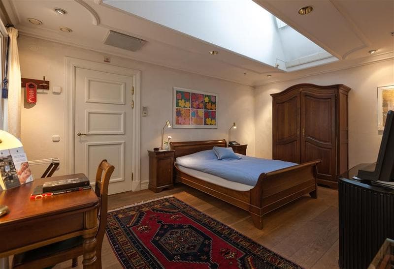 MJ's Hotel 5