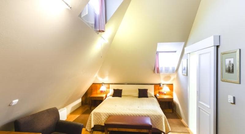 The Golden Wheel Hotel 5