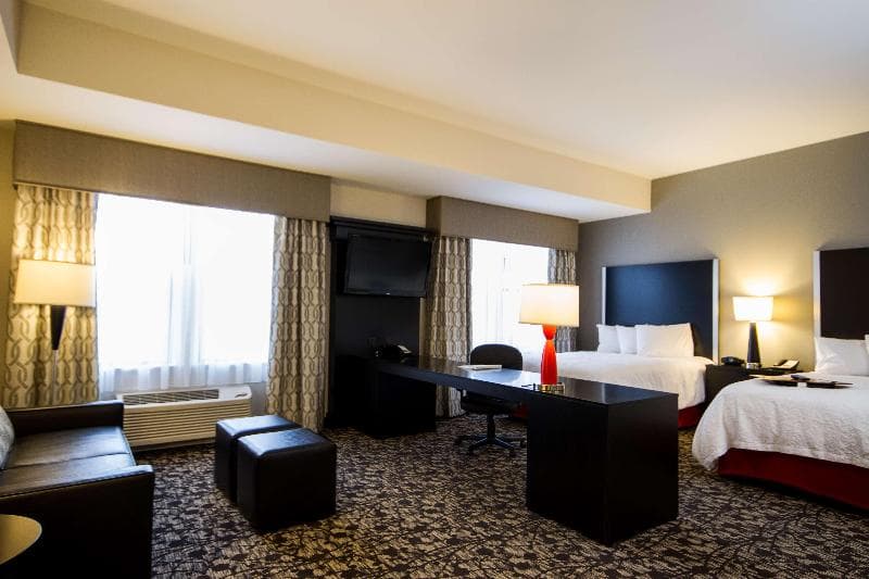 Hampton Inn & Suites DuPont 5