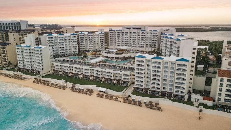 Hilton Cancun Mar Caribe All-Inclusive Resort 5