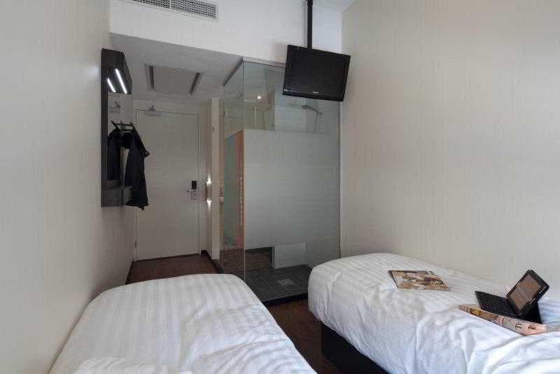 Easyhotel Amsterdam 4