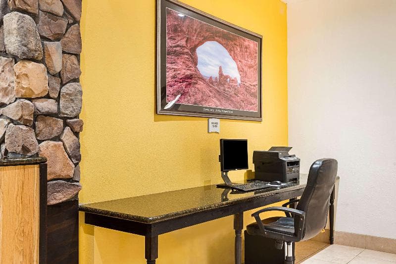 Rodeway Inn & Suites photo 1