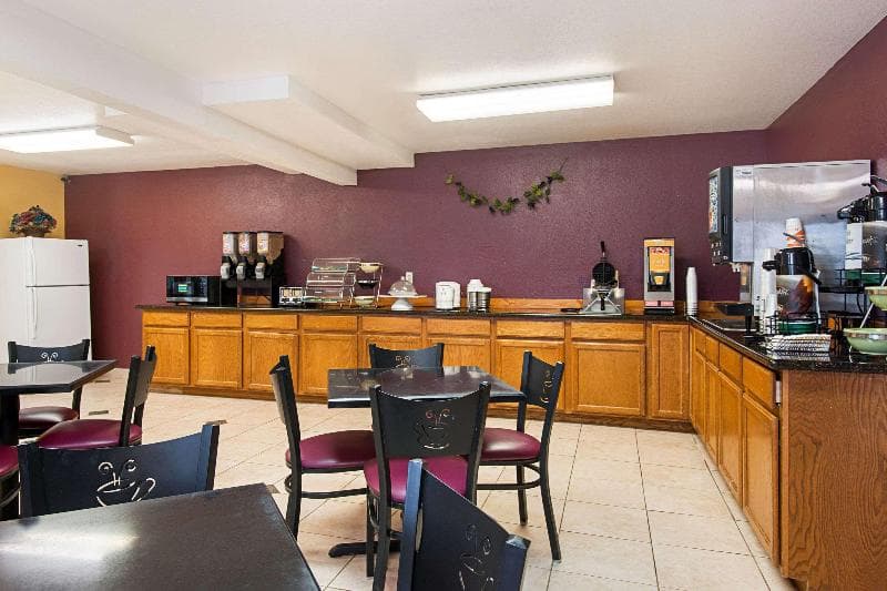 Rodeway Inn & Suites 4