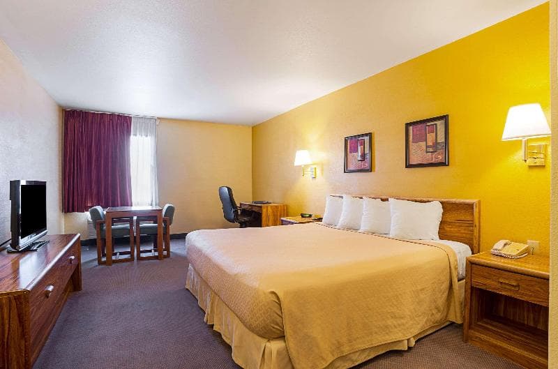 Rodeway Inn & Suites 2