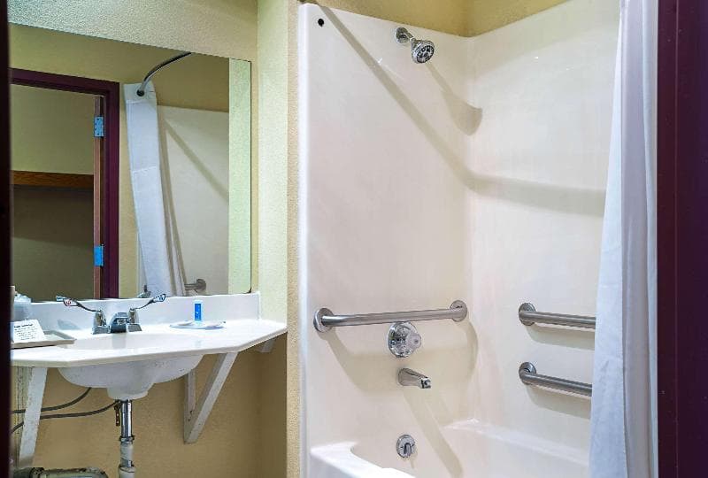 Rodeway Inn & Suites 3