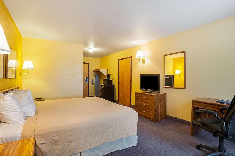 Rodeway Inn & Suites 5