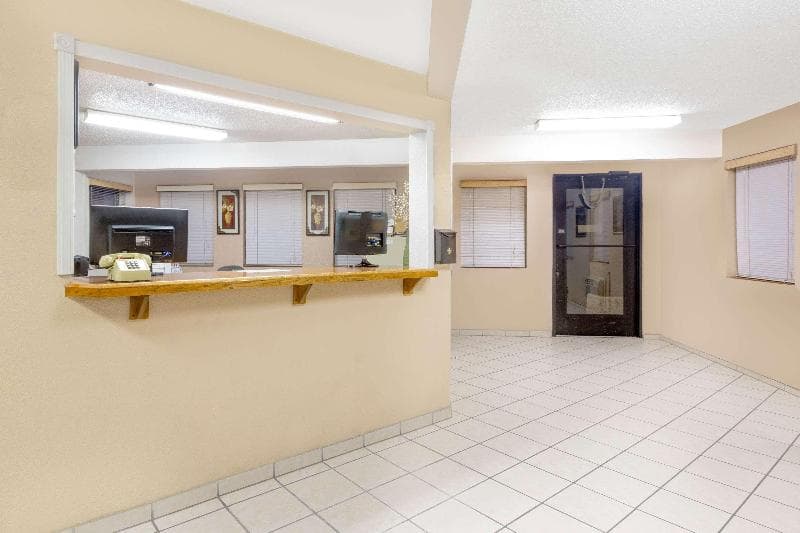 Super 8 by Wyndham Lake Havasu City 4