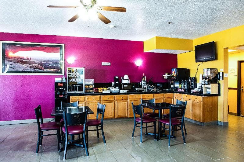 Rodeway Inn & Suites 5