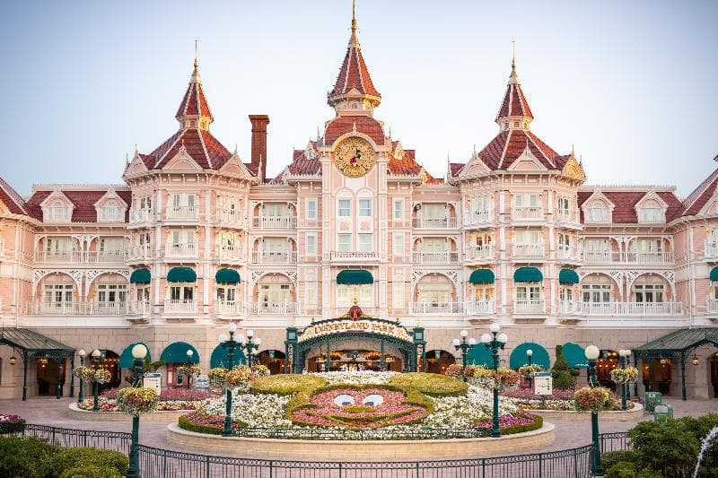 Disneyland Hotel + Tickets 4