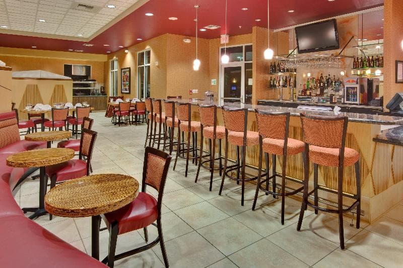 Holiday Inn & Suites Bakersfield 2