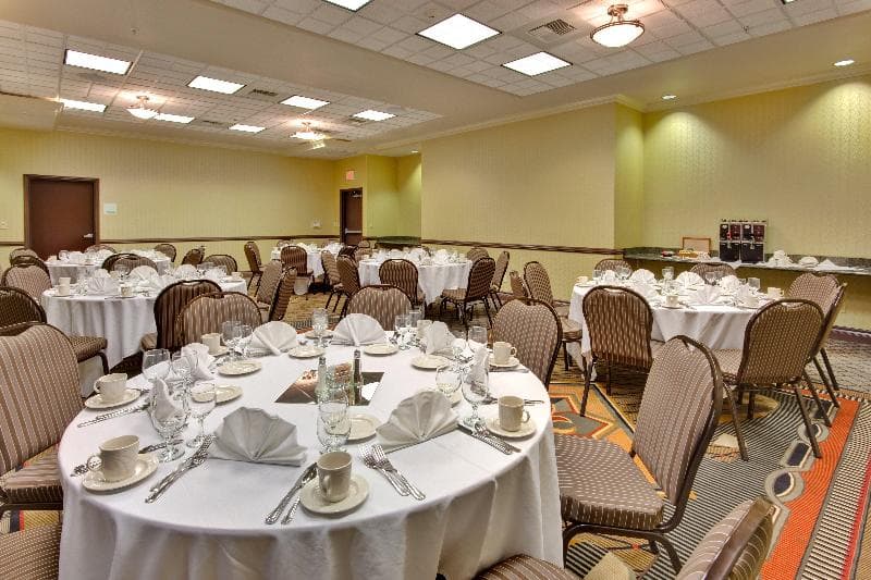 Holiday Inn & Suites Bakersfield photo 1