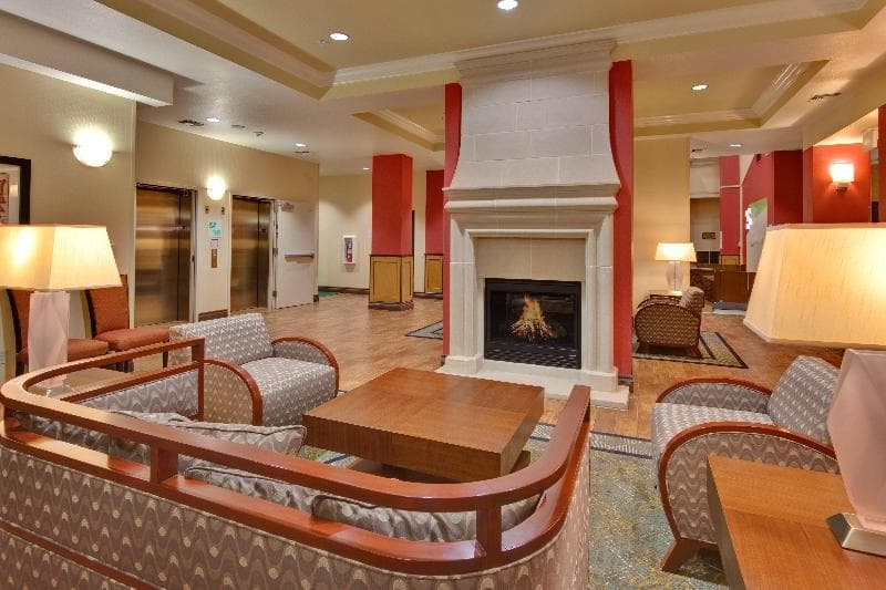 Holiday Inn & Suites Bakersfield 5