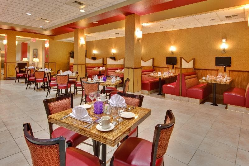 Holiday Inn & Suites Bakersfield 4
