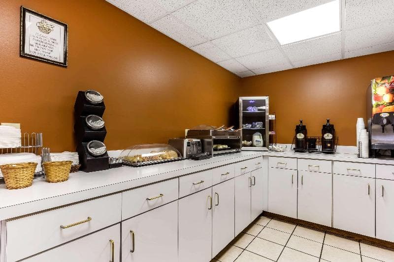Econo Lodge Inn And Suites Dickson photo 1