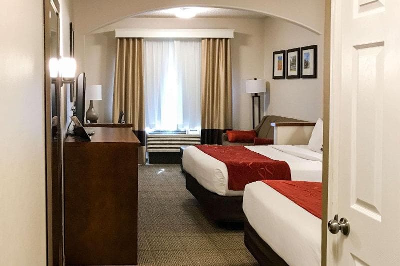 Comfort Suites Near Six Flags Magic Mountain 5