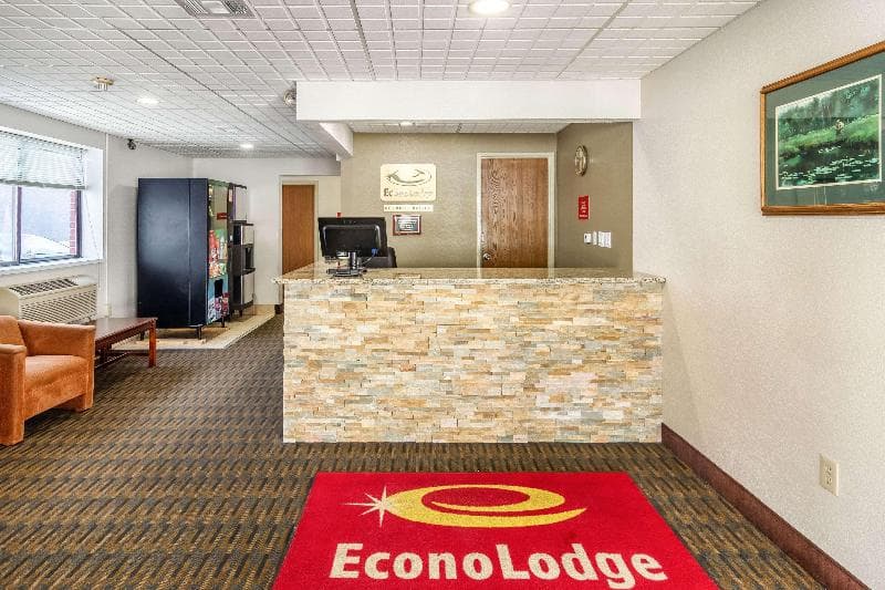 Econo Lodge Cadillac 5
