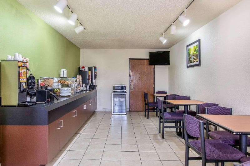 Rodeway Inn 5