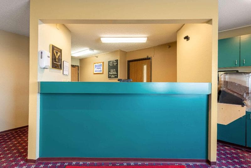 Econo Lodge 3