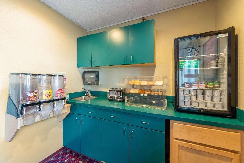 Econo Lodge 4