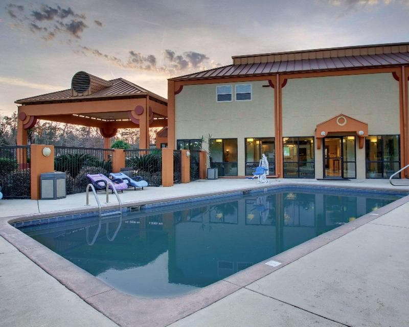 Econo Lodge Inn & Suites 4