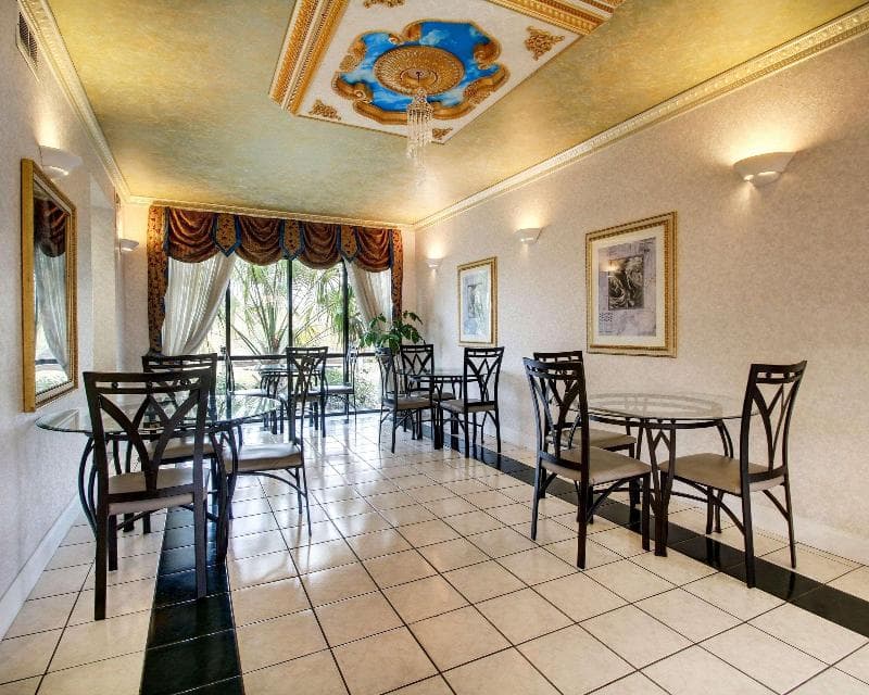 Econo Lodge Inn & Suites 2