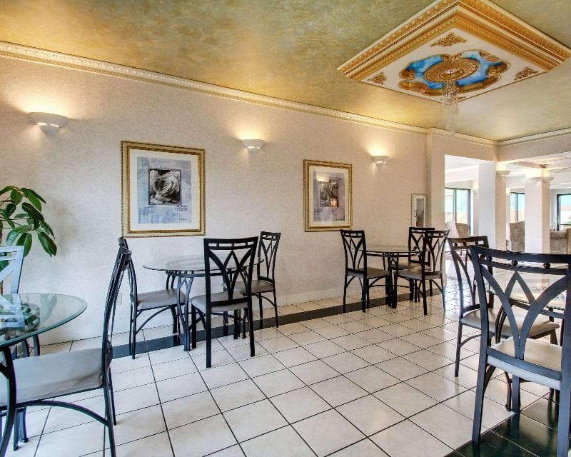 Econo Lodge Inn & Suites 5
