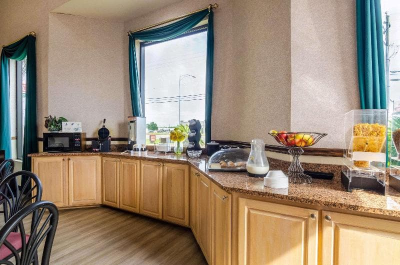 Econo Lodge Inn & Suites Gulfport 2