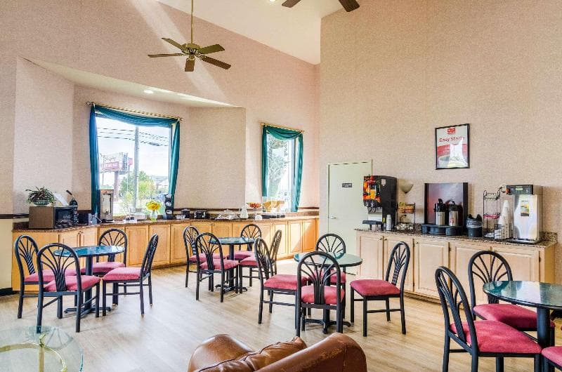 Econo Lodge Inn & Suites Gulfport 4