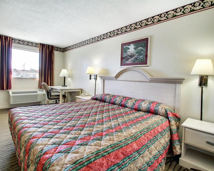 Econo Lodge Pearl 3