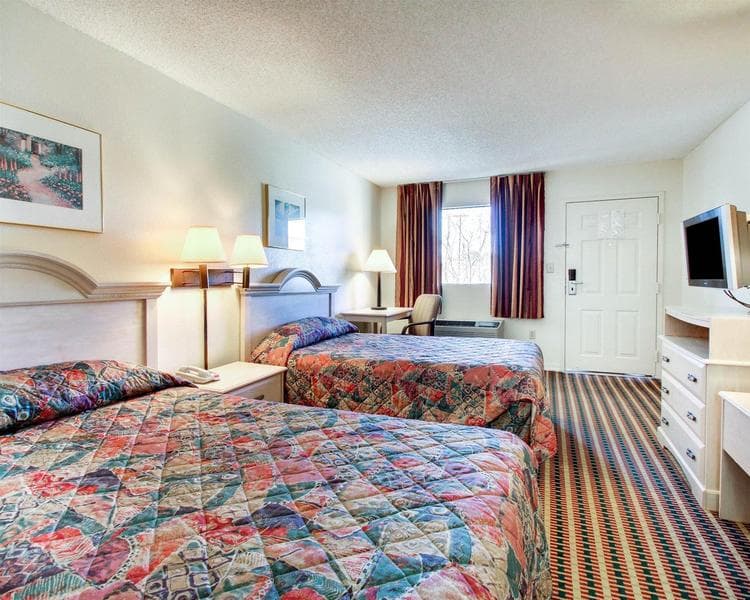 Econo Lodge Pearl 4