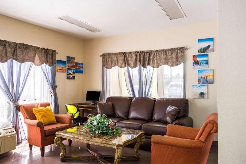 Econo Lodge Picayune 5