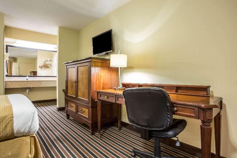 Quality Inn 4