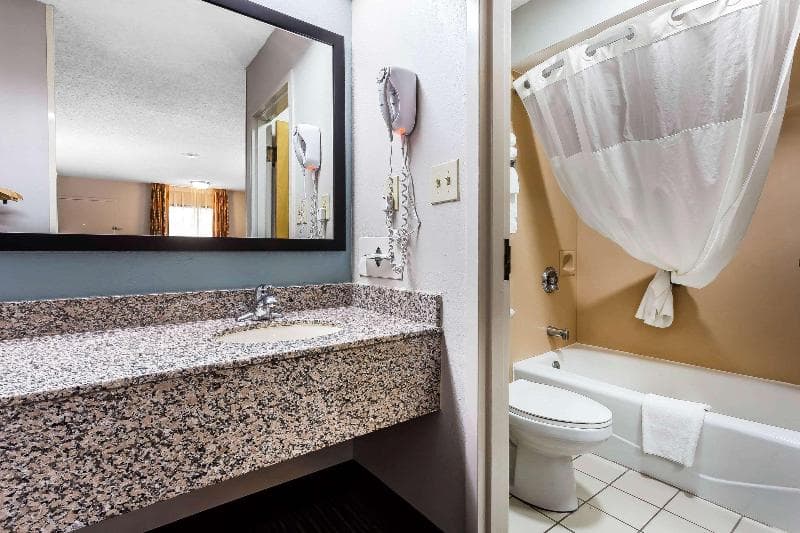 Quality Inn & Suites Mooresville 2