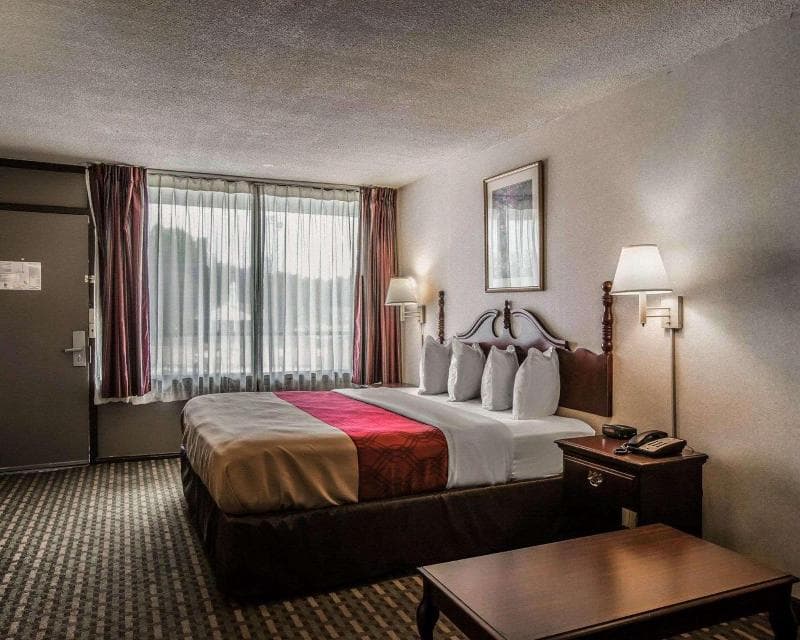 Econo Lodge 3