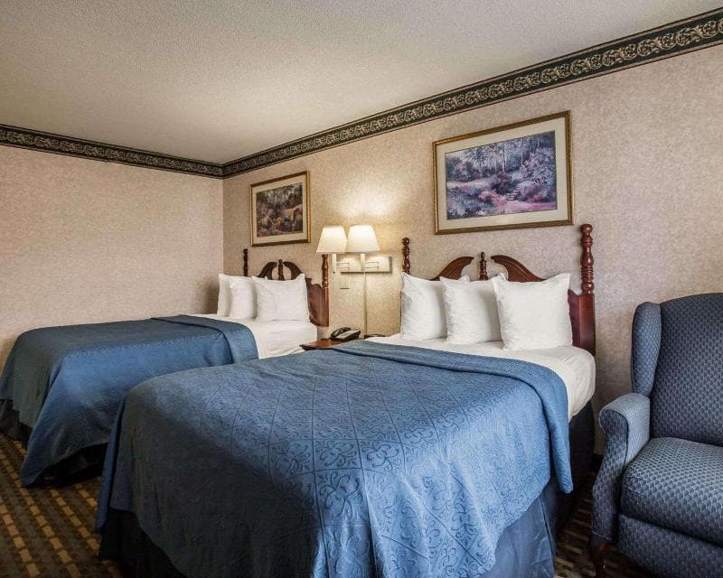 Econo Lodge 4