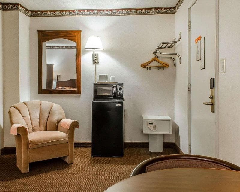 Econo Lodge Frackville 3