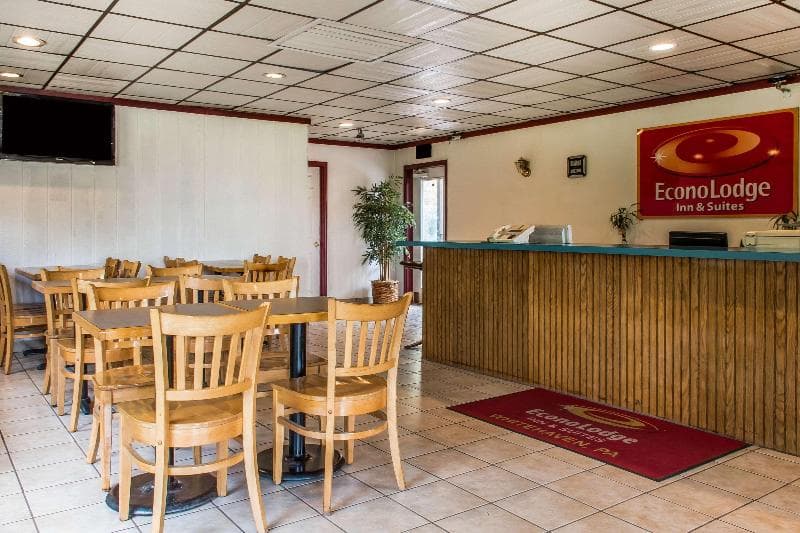 Econo Lodge Inn & Suites main