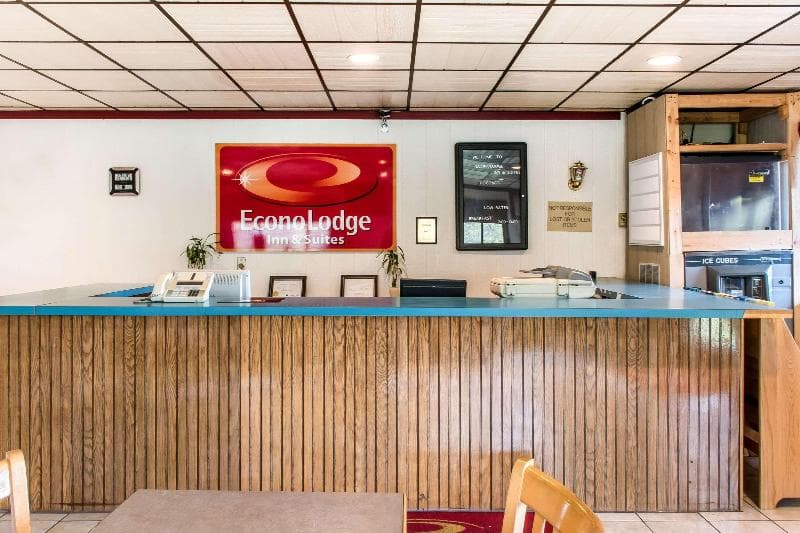 Econo Lodge Inn & Suites 4