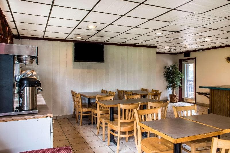 Econo Lodge Inn & Suites photo 1