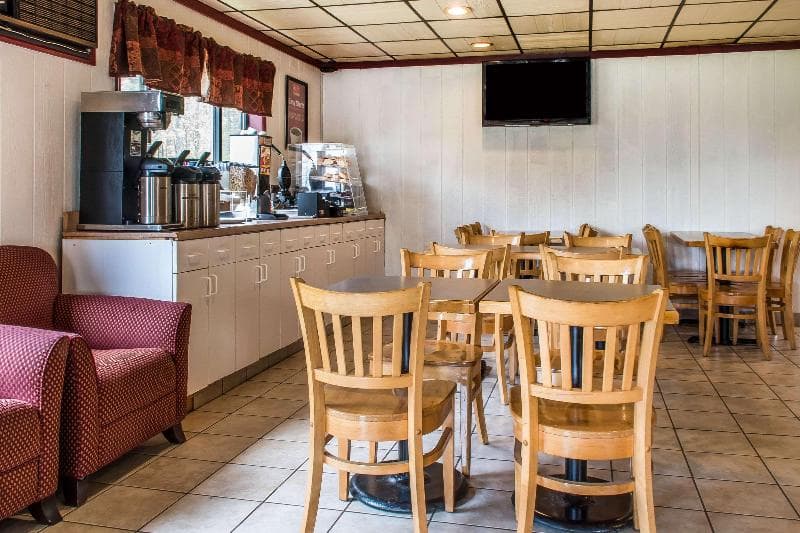 Econo Lodge Inn & Suites 5